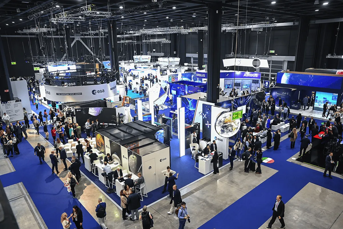 Montaje de stand para exposición con estructura y elementos promocionales